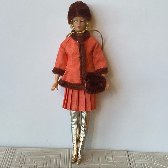 8 Barbie outfits and accessories - Picture 5 of 16